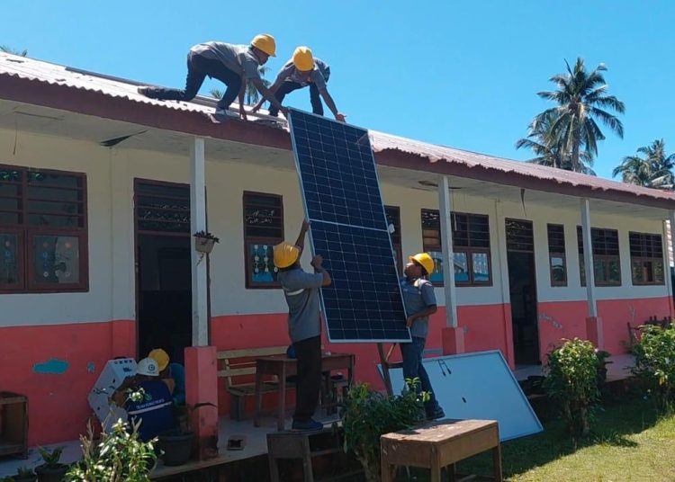 Proses pengerjaan pemasangan SuperSun di daerah terpencil SD Negeri 339 Pulo Tamang, Pulau Pulo Tamang, Kecamatan Muara Batang Gadis, Kabupaten Mandailing Natal.(Satunusantara.news/HO-Humas PLN UID Sumut).