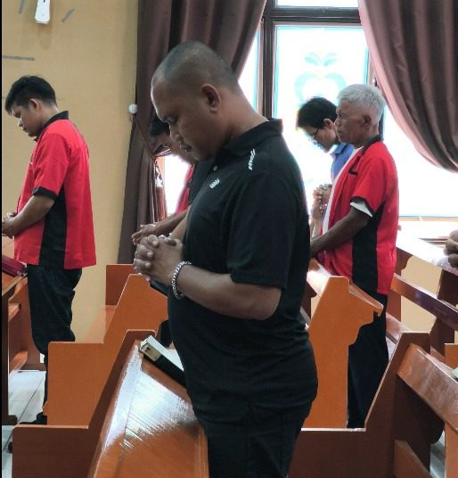Warga Binaan Pemasyarakatan (WBP) umat Kristiani, saat melaksanakan kegiatan kerohanian di Gereja Oikumene St. Paulus Lapas Kelas I Medan.(Satunusantara news/HO-Lapas Medan).