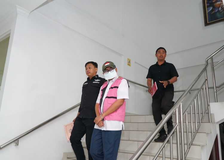 Kejati Sumut menahan tersangka Esk (kiri) dalam perkara tindak pidana korupsi Pekerjaan Konstruksi Penataan Kawasan Waterfront City Pengaruran dan Tele KSPN Danau Toba TA 2022.(Satunusantara.news/HO-Humas Kejati Sumut).