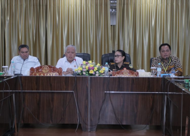 Kajati Sumatera Utara Dr.Harli Siregar (tengah) didampingi Asisten Perdata Dan Tata Usaha Negara Nur Handayani, bersama Bupati Pakpak Bharat, saat menggelar rapat koordinasi dan diskusi bersama masyarakat adat di Aula Cipta Kerta lantai III Kejati Sumut.(Satunusantara news/HO-Humas Kejati Sumut).