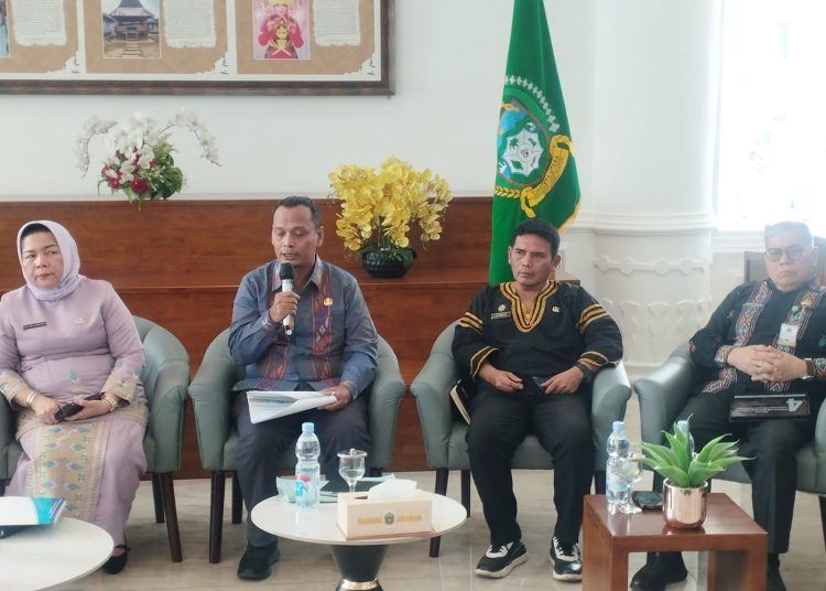 Sekretaris Dinas Kesehatan Sumut, Hamid Rizal Lubis, tengah) saat menjawan wartawan, pada  temu pers di Lobby Dekranasda Kantor Gubernur Sumut.(Satunusantara news/HO-Munawar).