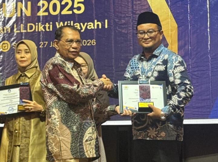 Kepala LLDIKTI Wilayah I Sumatera Utara, Prof. Drs. Saiful Anwar Matondang, M.A., Ph.D. (kiri) saat menyerahkan penghargaan kepada Wakil Rektor III Bidang Kemahasiswaan dan Alumni Universitas Prima Indonesia, Refi Ikhtiari, S.Si., M.Sc., Ph.D.(Satunusantara news/HO-Diskominfo Sumut).