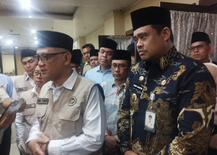 Menteri Haji dan Umrah RI, Mochamad Irfan Yusuf (kiri), didampingi Gubernur Sumut, Muhammad Bobby Afif Na sution (kanan) saat, wawancara dengan wartawan di Asrama Haji Medan.(Satunusantara.news/Munawar).