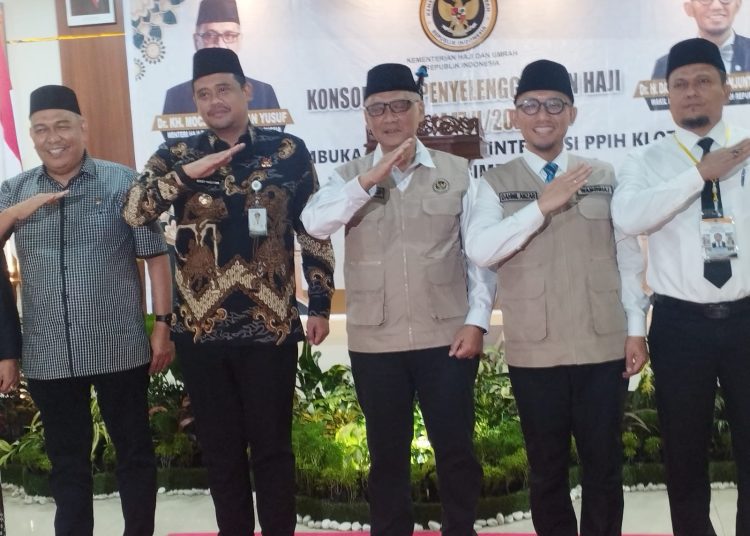 Gubernur Sumut,Muhammad Bobby Afif Nasution (dua dari kiri) bersama Menteri Haji dan Umrah RI Mochamad Irfan Yusuf (tengah) pada kegiatan Konsolidasi Penyelenggaraan Haji 2026 sekaligus pembukaan Diklat Terintegrasi Panitia Penyelenggara Ibadah Haji (PPIH) Kloter, Petugas Haji Daerah (PHD), di Asrama Haji Medan.(Satunusantara news/Munawar)