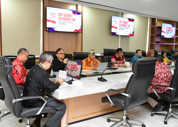 Kepala Bidang Informasi dan Komunikasi Publik (IKP) Diskominfo Sumut, Porman Juanda Marpomari Mahulae (dua dari kiri) saat memandu kegiatan Bimbingan Teknis Sumber Daya Manusia melalui SP4N LAPOR di lingkungan Pemprov Sumut, di Ruang Rapat I, Kantor Gubernur Sumut.(Satunusantara news/HO-Diskominfo Sumut).