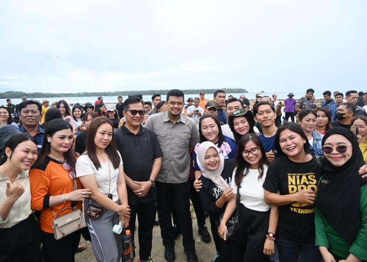 Gubernur Sumut, Bobby Nasution (tengah) pada acara Gerakan ASRI Indonesia di Pantai Sorake, Kabupaten Nias Selatan.(Satunusantara news/HO-Diskominfo Sumut).