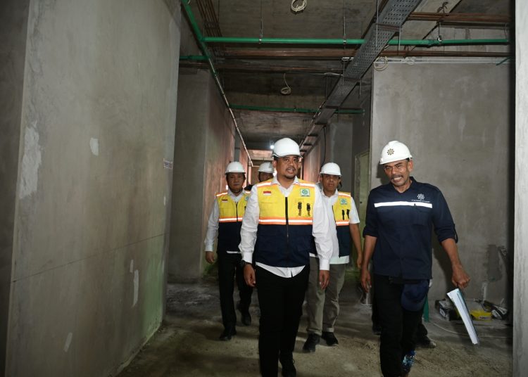 Gubernur Sumut Muhammad Bobby Afif Nasuition (kiri) saat  meninjau pembangunan RSUD Pratama Nias Barat di  Desa Onolimbu,Kabupaten Nias Barat.(Satuusantara news/HO-Diskominfo Sumut).