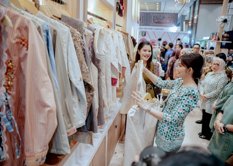 Ketua Sumut, Kahiyang Ayu (kiri) saat memperkenalkan potensi kriya dan wastra khas Sumut kepada Ketua Umum Dekranas Pusat Selvi Gibran Rakabuming, pada pembukaan INACRAFT 2026 di JICC, Jakarta,(Satunusantara news/HO-Diskominfo Sumut).