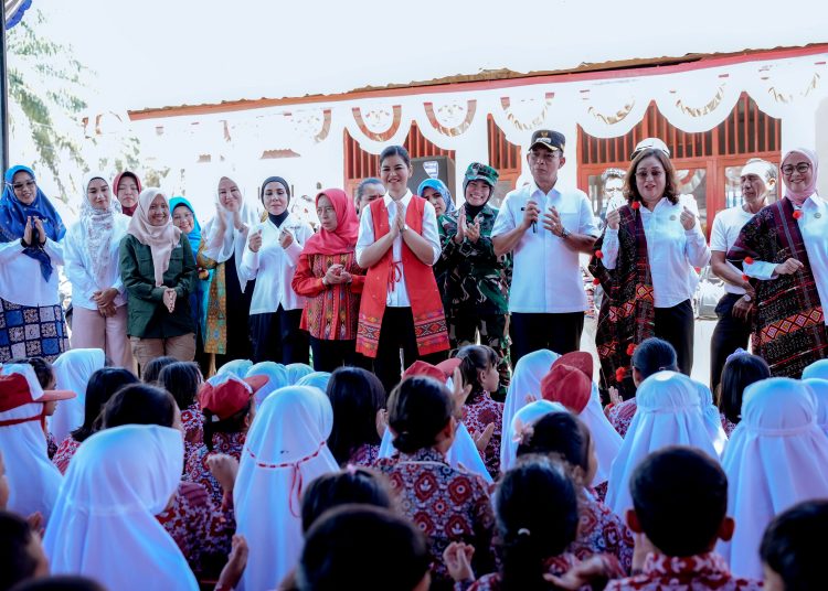 Ketua TP PKK Provinsi Sumut Kahiyang Ayu (tengah) saat menggelar kegiatan trauma healing bagi anak-anak korban bencana alam di Kabupaten Tapsel.(Satunusantara news/HO-Diskominfo Sumut)