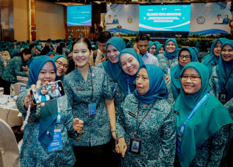 Ketua TP PKK Sumut Kahiyang Ayu (tengah) usai membuka Pelatihan Tertib Administrasi TP PKK Kabupaten/Kota se-Sumut di Ballroom Grand Mercure Hotel, Medan.(Satunusantara news/HO-Disskominfo Sumut).