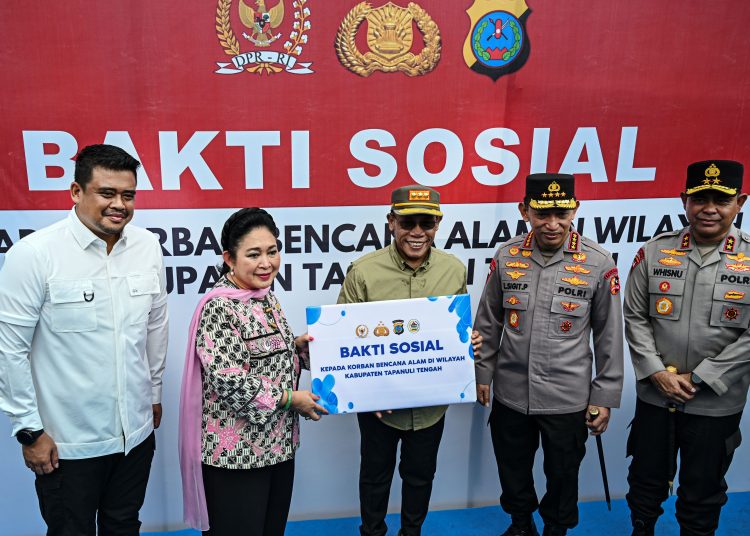 Ketua Komisi IV DPR RI Siti Hediati Soeharto (dua dari kiri) saat menyerahkan bantuan kepada korban bencana alam di wilayah Sumatera, yang  dilaksanakan di Kabupaten Tapteng.(Satunusantara news/HO-Diskominfo Sumut)
