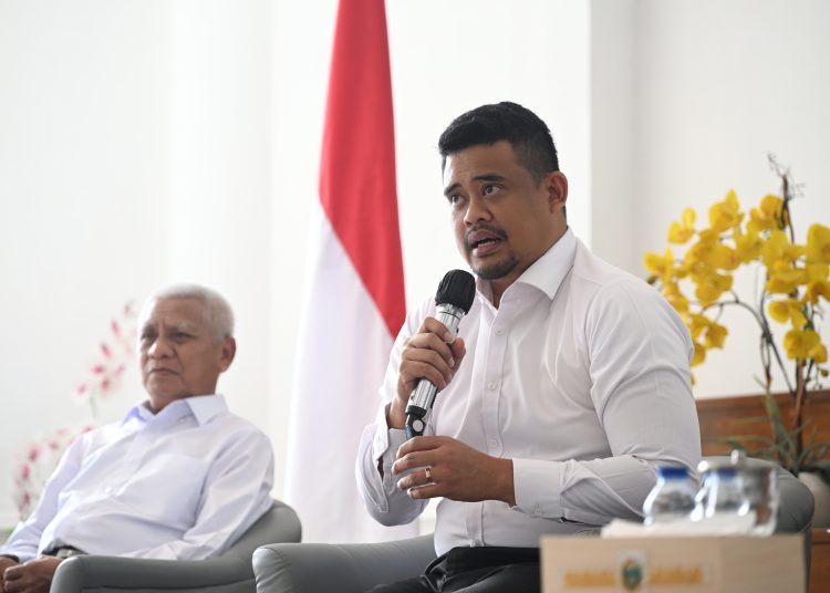 Gubernur Sumut Muhammad Bobby Afif Nasution (kanan) saat temu pers penetapan UMP Tahun 2026 di lobby Dekrnasda  Kantor Gubernur Sumut.(Satunusantara news/HO-Diskominfo Sumut).