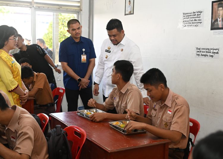 Gubernur Sumut Muhammad Bobby Afif Nasution (tengah) saat berkunjung ke SMA Negeri 1 Gunungsitoli.(Satunusantara news/HO-Diskominfo Sumut).