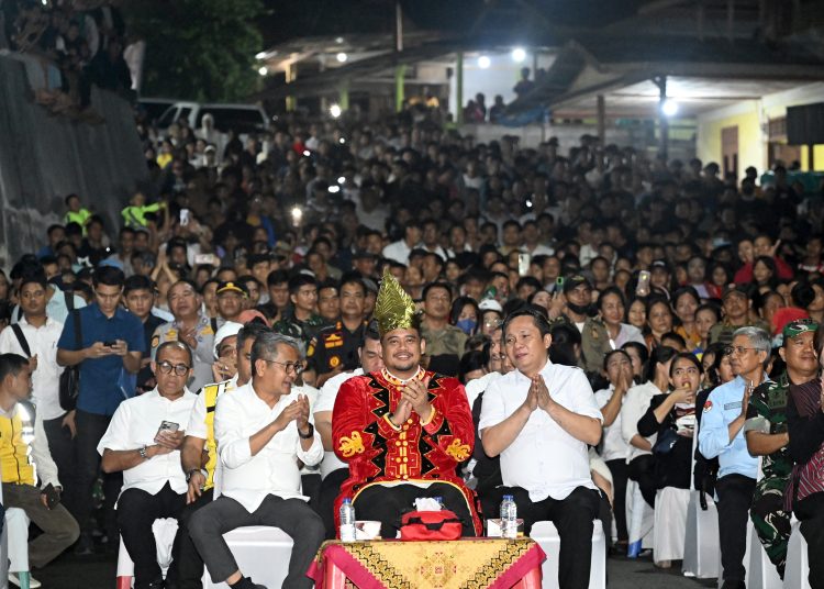 Gubernur Sumut, Muhammad Bobby Afif Nasution (tengah) saat meresmikan Jembatan Idano Noyo di Kecamatan Mandrehe, Kabupaten Nias Barat.(Satunusantara news/HO-Diskominfo Sumut).