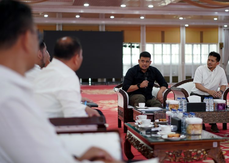 Gubernur Sumut Muhammad Bobby Afif Nasution (kanan) saat menerima direksi Bank Sumut di Aula Tengku Rizal Nurdin, Rumah Dinas Gubernur Sumut.(Satunusantara news/HO-Diskominfo Sumut).