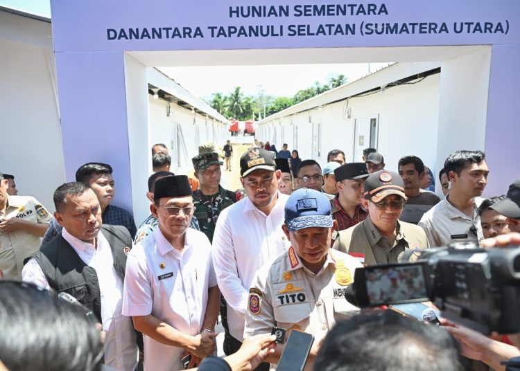 Mendagri Tito Karnavian (tengah) saat diwawancarai wartawan, usai peresmian Huntara bagi masyarakat terdampak bencana Sumatera yang dipusatkan di Kelurahan Simarpinggan, Kecamatan Angkola Selatan, Kabupaten  Tapsel.(Satunusantara news/HO-Diskominfo Sumut).