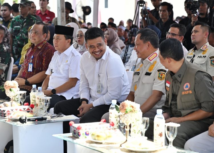 Gubernur Sumut Muhammad Bobby Afif Nasution (tengah) saat mendampingi Mendagri Tito Karnavian (dua  dari kanan), saat meresmikan Huntara bagi masyarakat terdampak bencana di Sumut.(Satunusantara news/HO-Diskominfo Sumut)