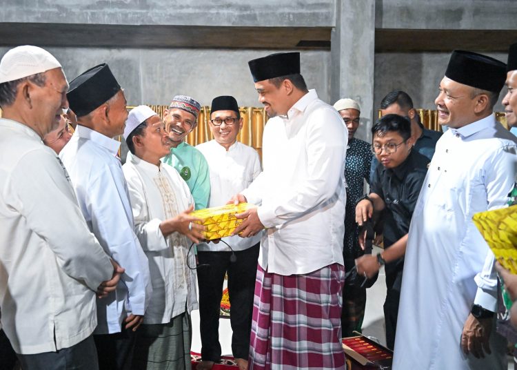 Gubernur Sumut Muhammad Bobby Afif Nasution (kanan) saat menyerahkan bantuan kepada warga di Masjid Al-Huda, di lokasi terdampak bencana Kecamatan Tukka, Kabupaten Tapteng.(Satunusantara news/HO-Diskominfo Sumut).