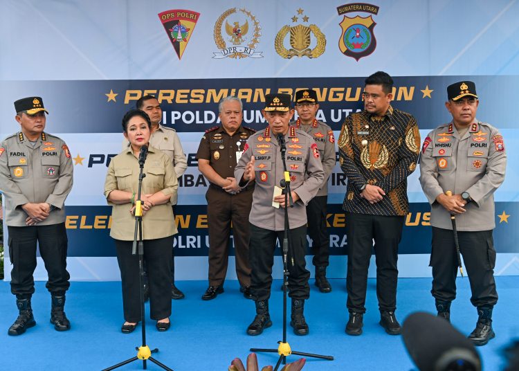 Gubernur Sumut, Muhammad Bobby Afif Nasution (kanan) saat mendampingi Kapolri Jenderal Listyo Sigit Prabowo (tengah) dalam kunjungan kerja ke Polda Sumut, dan sekaligus melepas bantuan kemanusiaan untuk korban bencana di wilayah Sumatera.(Satunusantara news/HO-Diskominfo Sumut).