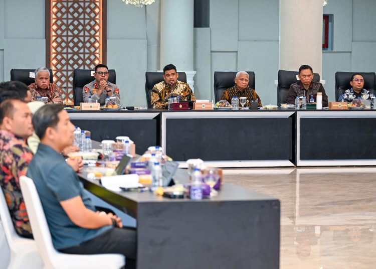 Gubernur Sumut Muhammad Bobby Afif Nasution (tiga dari kiri) pada kegiatan high level meeting TPID Sumut di Aula Raja Inal Siregar, Rumah Dinas Gubernur Sumut.(Satunusantara news/HO-Diskominfo Sumut).