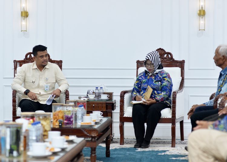 Gubernur Sumut Muhammad Bobby Afif Nasution (kiri) saat menerima Ketua KTNA  Sumut Purnama Dewi Daulay (kanan)  di ruang kerjanya, Lantai 10 Kantor Gubernur Sumut.(Satunusantara news/HO-Diskominfo Sumut).