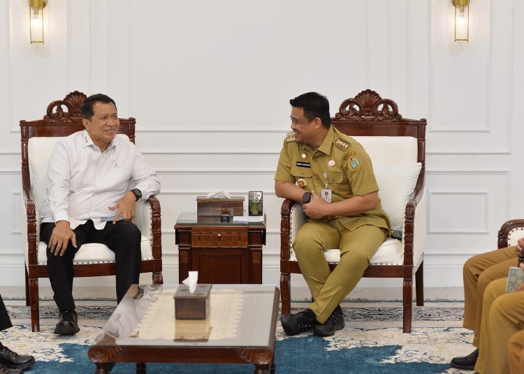 Gubernur Sumut, Muhammad Bobby Afif Nasution (kanan) saat bertemu Wamen Pendayagunaan Aparatur Negara dan Reformasi Birokrasi Purwadi Arianto (kiri) di ruang kerja Gubernur Sumut.(Satunusantara news/HO-Diskominfo Sumut).
