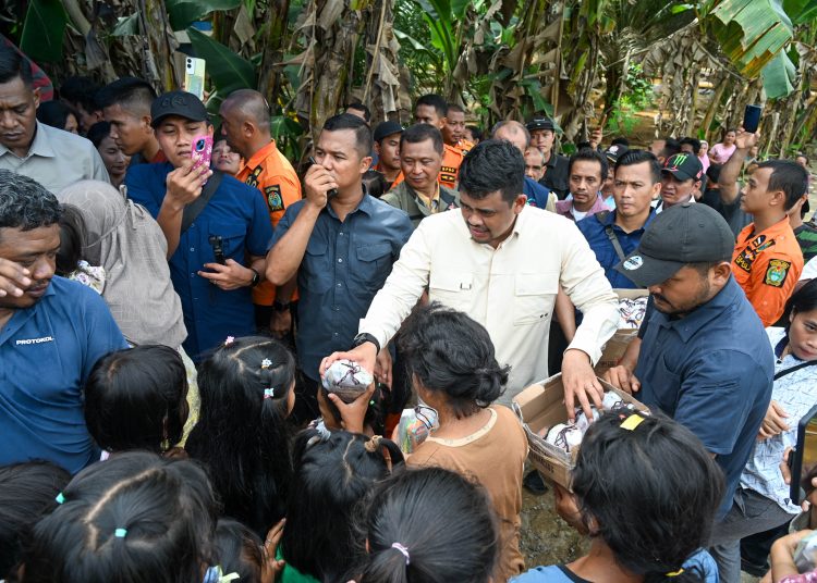 Gubernur Sumut,Muhammad Bobby Afif Nasution (kemeja putih) saat meninjau lokasi terdampak banjir sekaligus menemui warga korban bencana di Kecamatan Badiri, Kabupaten Tapteng.(Satunusantara news/HO-Diskominfo Sumut).