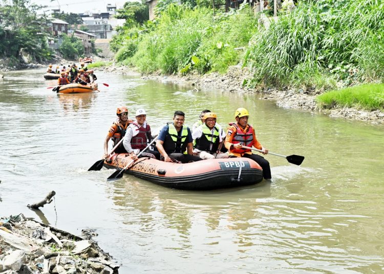 Gubernur Sumut, Muhammad Bobby Afif Nasution (tengah) saat menyusuri aliran Sungai Deli,di Kota Medan.(Satunusantara news/HO-Diskominfo Sumut).