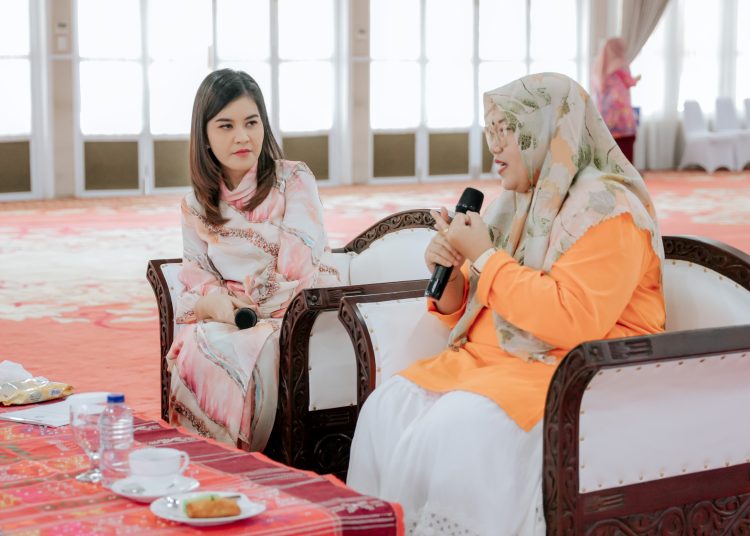 Ketua TP PKK Provinsi Sumut, Kahiyang Ayu (kiri) saat  menerima audiensi Persatuan Orang Tua Anak Dengan Down Syndrome (POTADS) di Aula Tengku Rizal Nurdin, Rumah Dinas Gubernur Sumut.(Satunusantara news/HO-Diskominfo Sumut)
