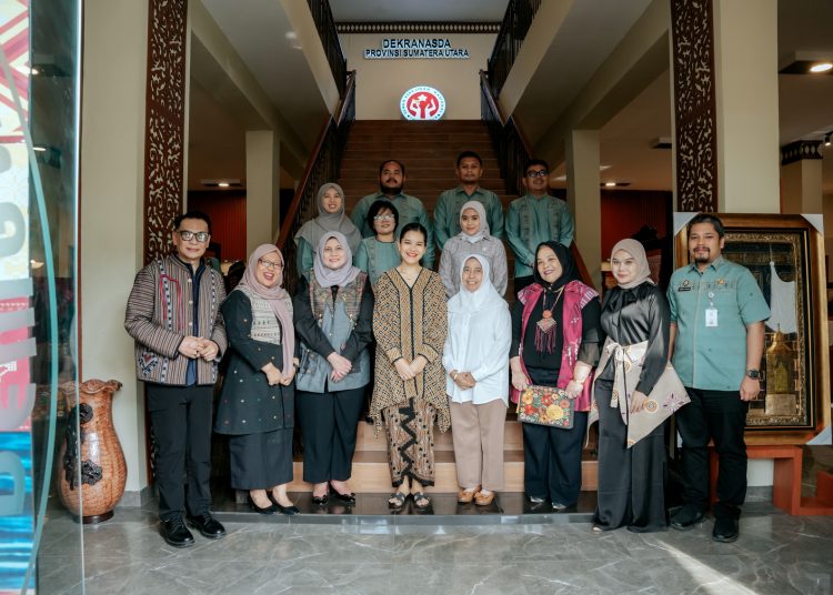 Ketua Dekranasda) Sumut ,Kahiyang Ayu, (empat dari kiri) saat foto bersama dengan Ketua Umum IAD Pusat, Sruning Burhanuddin (empat dari kanan) saat kunjungan ke Galeri Dekranasda Sumut di Medan.(Satunusantara news/HO-Diskominfo Sumut).