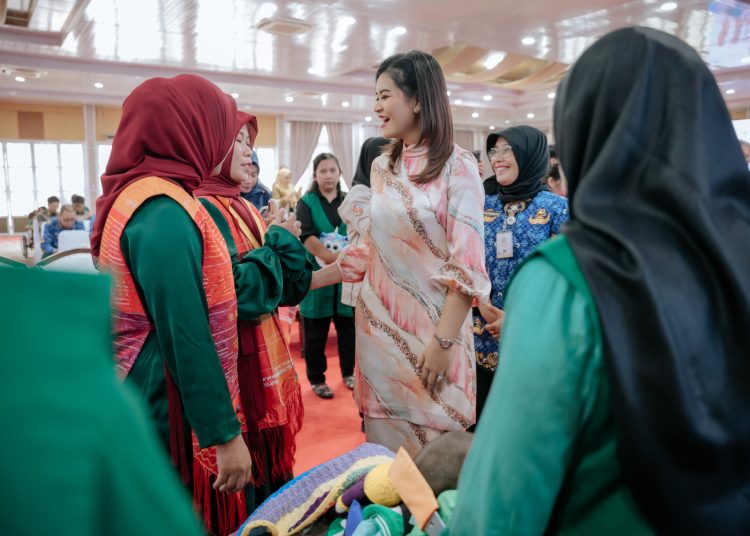 Ketua TP PKK Provinsi Sumatera Utara Kahiyang Ayu (tengah) saat menyerahkan secara simbolis 135 kursi roda adaptif bagi anak penyandang Cerebral Palsy (CP) di 12 kabupaten/kota se-Sumut. (Satunusantara news/HO-Diskominfo Sumut)