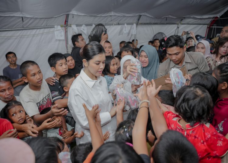Ketua TP PKK Sumut, Kahiyang Ayu (tengah) saat mendampingi kunjungan SERUNI KMP dalam rangka penyaluran bantuan Huntara Tanah Merah, Hutanabolon, Kecamatan Tukka, Kabupaten Tapteng.(Satunusantara news/HO-Diskominfo Sumut)