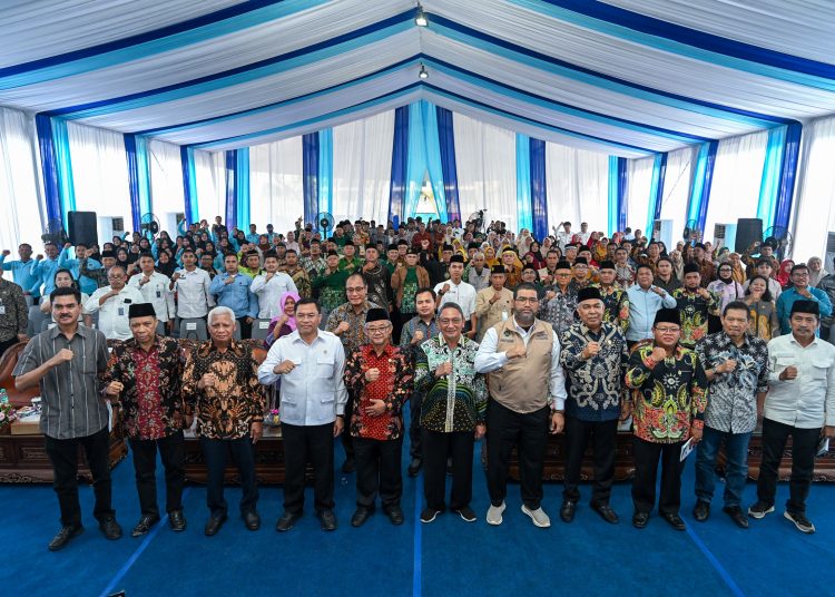 Wagub Sumut, Surya (tiga dari kiri)  pada peresmian Satuan Pelayanan Pemenuhan Gizi (SPPG) Universitas Muhammadiyah Sumatera Utara (UMSU) di Kampus IV UMSU, Kecamatan Percut Seituan, Kabupaten Deliserdang.(Satunusantara news/HO-Diskoinfo Sumut).