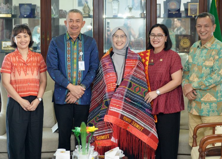 Penjabat Sekdaprov Sumut, Sulaiman Harahap (dua dari kiri) foto bersama dengan Ketua Komisi Nasional Disabilitas Dante Rigmalia (tengah) di Kantor Gubernur Sumut.(Satunusantara news/HO-Diskominfo Sumut).