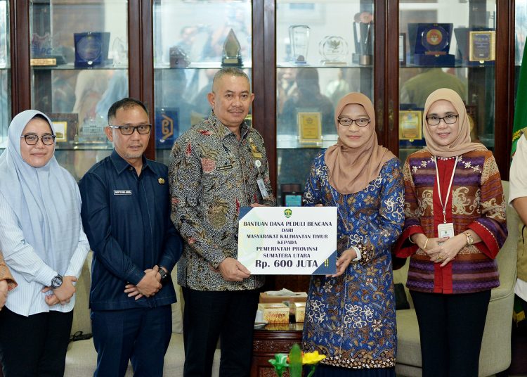 Penjabat Sekdaprov Sumut, Sulaiman Harahap (dua dari kiri) saat menerima bantuan Rp 600 juta dari  Sekdaprov Kaltim Sri Wahyuni, di kantor Gubernur Sumut.(Satunusantara news/HO-Diskominfo Sumut).