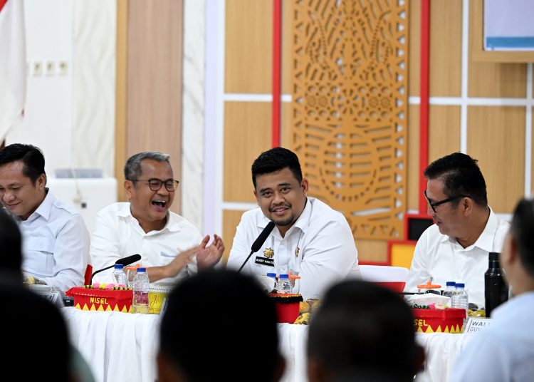 Gubernur Sumut, Muhammad Bobby Afif Nasution (tengah) saat Rakor Pembangunan antara Pemprov Sumut dan pemerintah kabupaten/kota se-Kepulauan Nias di Kantor Bupati Nias Selatan, Teluk Dalam.(Satunusantara news/HO-Dinas Kominfo Sumut)