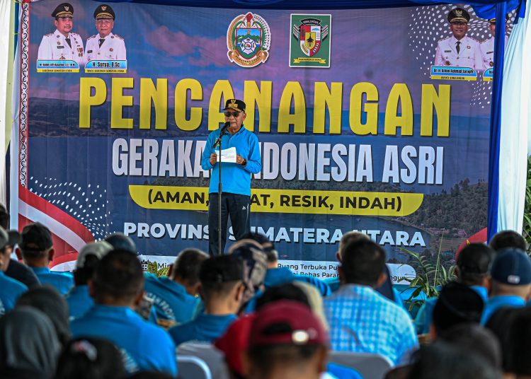 Wakil Gubernur Sumut, Surya,saat menyampaikan sambutan pencanangan Gerakan Indonesia ASRI tingkat Provinsi Sumut di kawasan Pantai Bebas Parapat, Kabupaten Simalungun.(Satunusantara news/HO-Diskominfo Sumut).