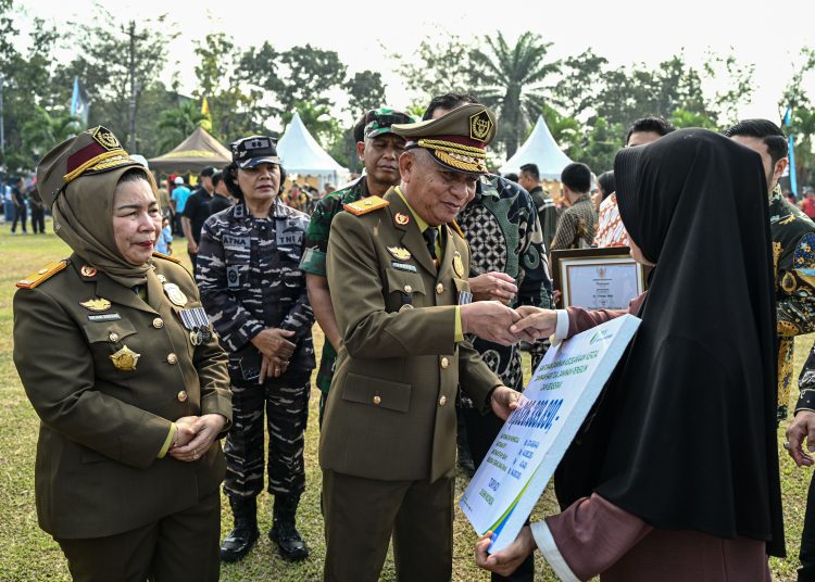 Wagub Sumut, Surya  (tengah) saat menyerahkan santunan secara simbolis kepada para ahli waris, serta penghargaan K3 kepada sejumlah perusahaan pada Apel Peringatan Bulan K3 Tingkat Provinsi Sumut Tahun 2026.(Satunusantara news/HO-Diskominfo Sumut).