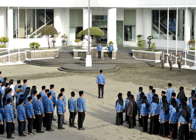 Wagub Sumut, Surya (tengah) saat  menjadi pembina upacara Peringatan Hari Kesadaran Nasional di lingkungan Pemprov Sumut, di halaman Kantor Gubernur Sumut.(Satunusantara news/HO-Diskominfo Sumut).