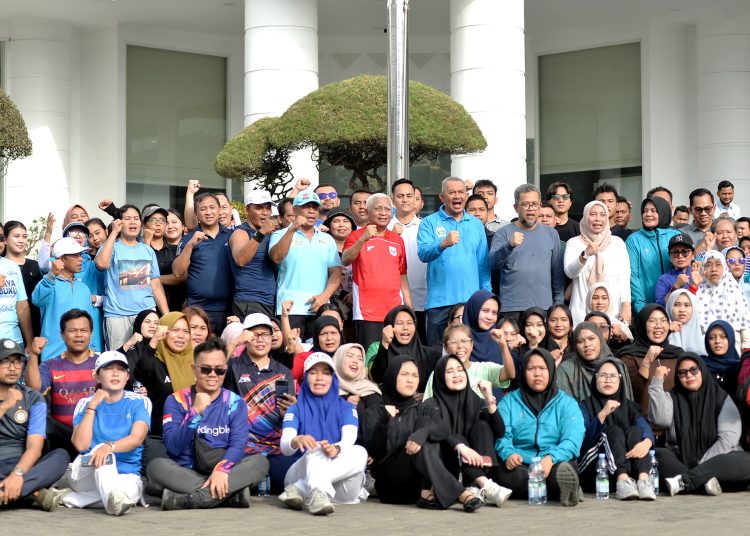 Wakil Gubernur Sumut Surya (tengah)  bersama Penjabat Sekdaprov Sumut Sulaiman Harahap, secara resmi mencanangkan Gerakan Indonesia ASRI di lingkungan Pemerintah Provinsi Sumut.(Satunusantara news/HO-Diskominfo Sumut).