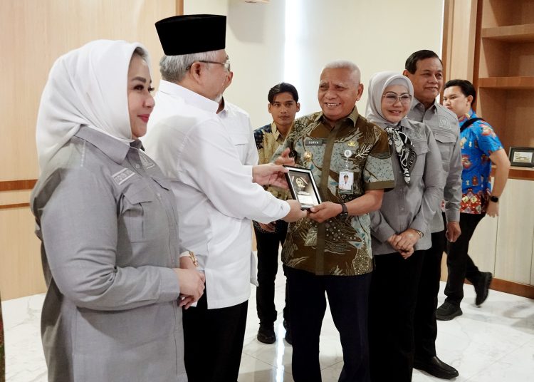 Wagub Sumut, Surya (tengah) saat  menerima cendramata dari Wakil Ketua Komisi VIII DPR RI Ansori Siregar di Kantor Gubernur Sumut.(Satunusantara news/HO-Diskominfo Sumut).