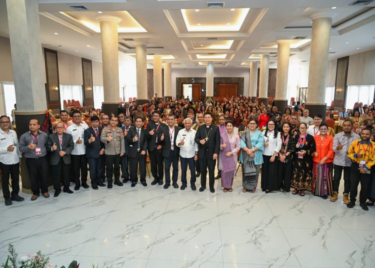 Wakil Gubernur Sumut, Surya (kemeja putih) pada Sidang Raya Regional Asia Lembaga United Evangelical Mission (UEM) di Sopo Godang HKBP Sudirman, Medan.(Satunusantara news/HO-Diskominfo Sumut).