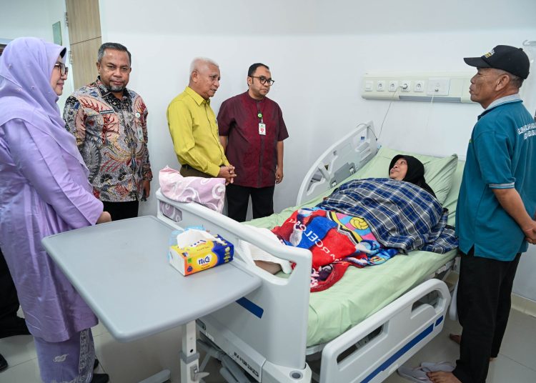 Wagub Sumut, Surya  (tengah) saat menyambangi Sulastri, pasien kanker yang dirawat di RS Haji Medan. (Satunusantara news/HO-Diskominfo Sumut).