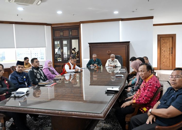 Wakil Gubernur Sumut, Surya (tengah) saat Entry Meeting Serentak Pemeriksaan Interim LKPD se-Sumatera Utara Tahun 2026 secara virtual dari Kantor Gubernur Sumut.(Satunusantara news/HO-Diskominfo Sumut).