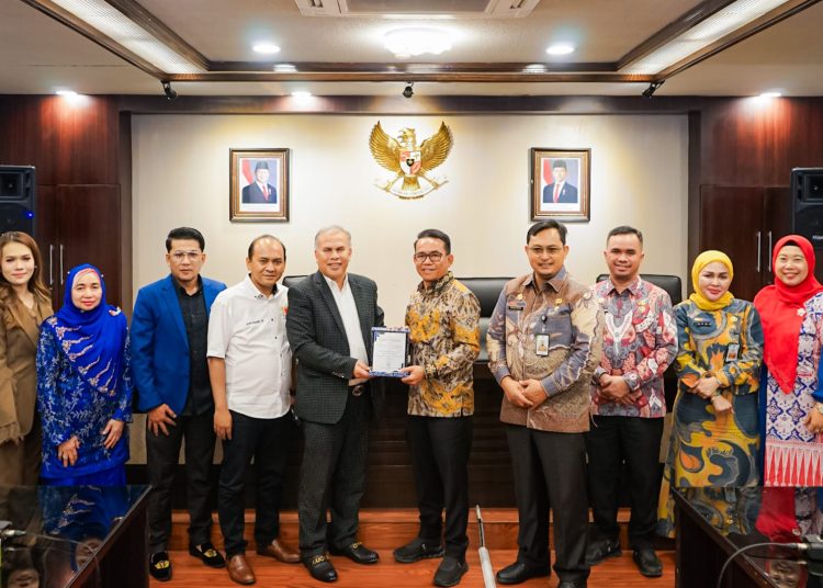 Wakil Wali Kota Medan, H. Zakiyuddin Harahap(empat dari kanan) saat menyerahkan cendramata kepada Presiden DPUM Malaysia, Datuk Seri Abu Hasan Mohd Nor, di Balai Kota.(Satunusantara news/HO-Diskominfo Medan)