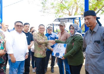 Wakil Walikota Medan serahkan bantuan Traktor dan Combine Harvester kepada kelompok petani