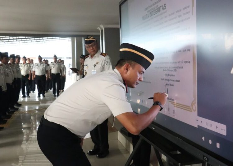 Kepala Lapas Kelas I Medan, Fonika Affandi, saat penandatanganan Komitmen Bersama dan Pakta Integritas Menuju WBK dan WBBM Tahun 2026 di  Kantor Wilayah Ditjenpas Sumut.(Satunusantara news/HO-Lapas Medan).