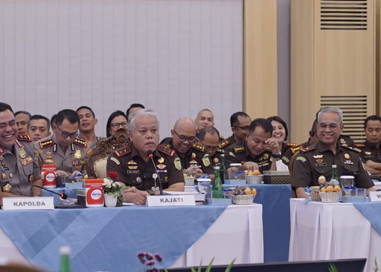 Kajati Sumatera Utara Dr. Harli Siregar, bersama Kapolda Sumut, saat menerima kunjungan kerja Komisi III DPR-RI  di Gedung Rupatama Polda Sumut.(Satunusantara.news/HO-Humas Kejati Sumut).
