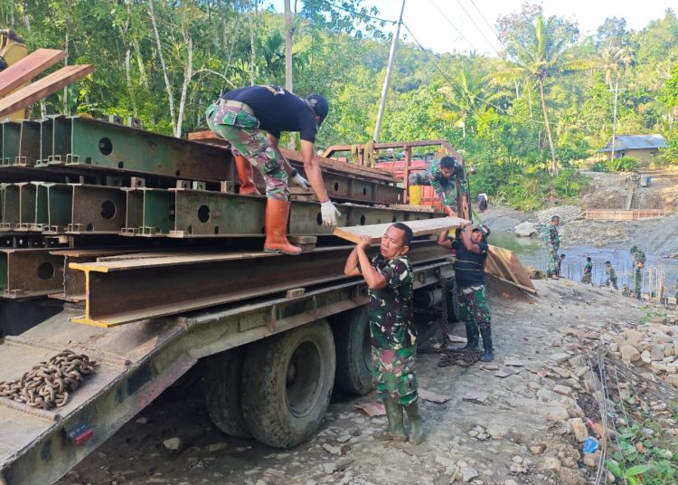 Personel Satgas Yonzipur I/DD mempercepat pembangunan Jembatan Bailey di Desa Sifalago Gomo, Kecamatan Boronadu, Kabupaten Nias Selatan.(Satunusantara news/HO-Pendam I/BB).