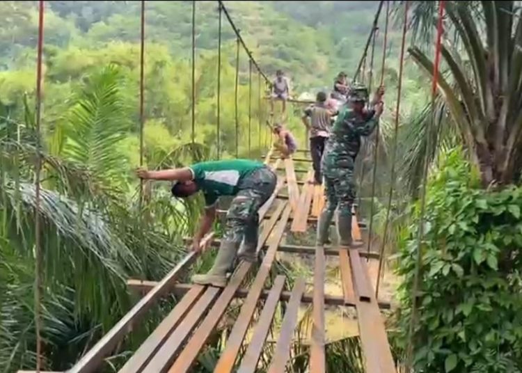 Satgas Kodim 0212/TS terus mengebut pembangunan jembatan gantung di Desa Rondaman, Kecamatan Halongonan, Kabupaten Paluta.(Satunusantara news/HO-Pendam I/BB).